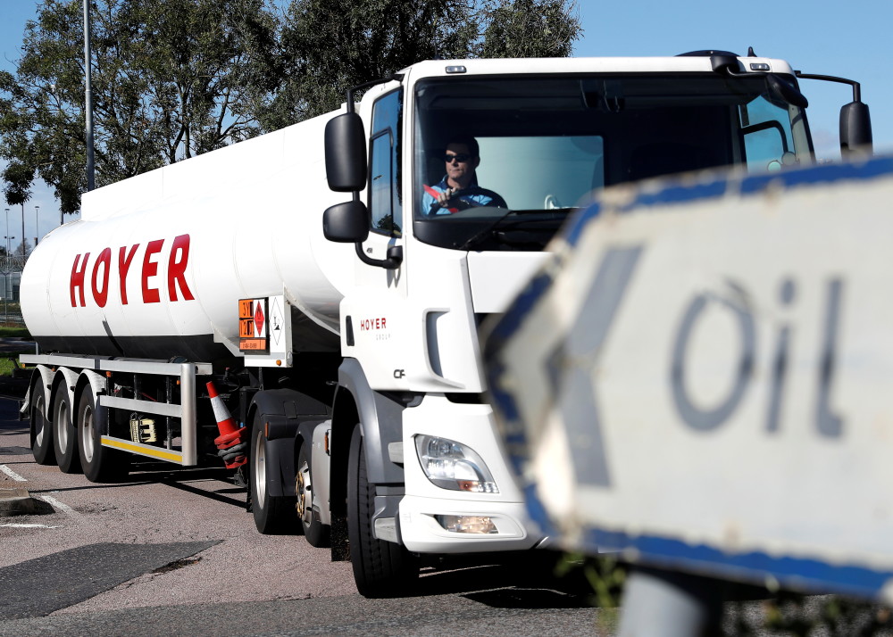 10月3日,一辆油罐车驶离英国赫默尔亨普斯特德的一个油库区.