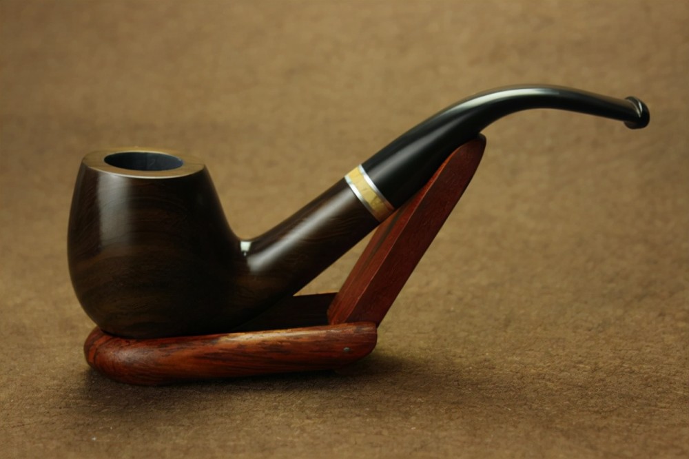 我们在用烟斗吸烟时,首先要将烟叶处理好,放入烟斗当中,然后再将香烟