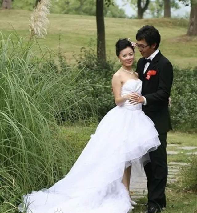 主持人华少首晒三胎小儿子正脸！儿女争宠太幸福，神秘娇妻未出镜