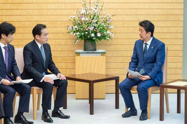 揭秘第100任日本首相岸田文雄相亲结婚酒量惊人曾替安倍挡酒