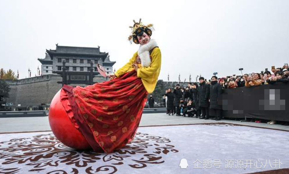 不倒翁小姐姐时隔1年回归首秀游客非常激动