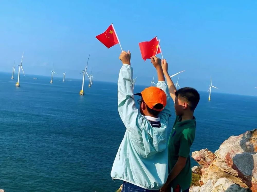 我与国旗合个影小小中国心满满爱国情