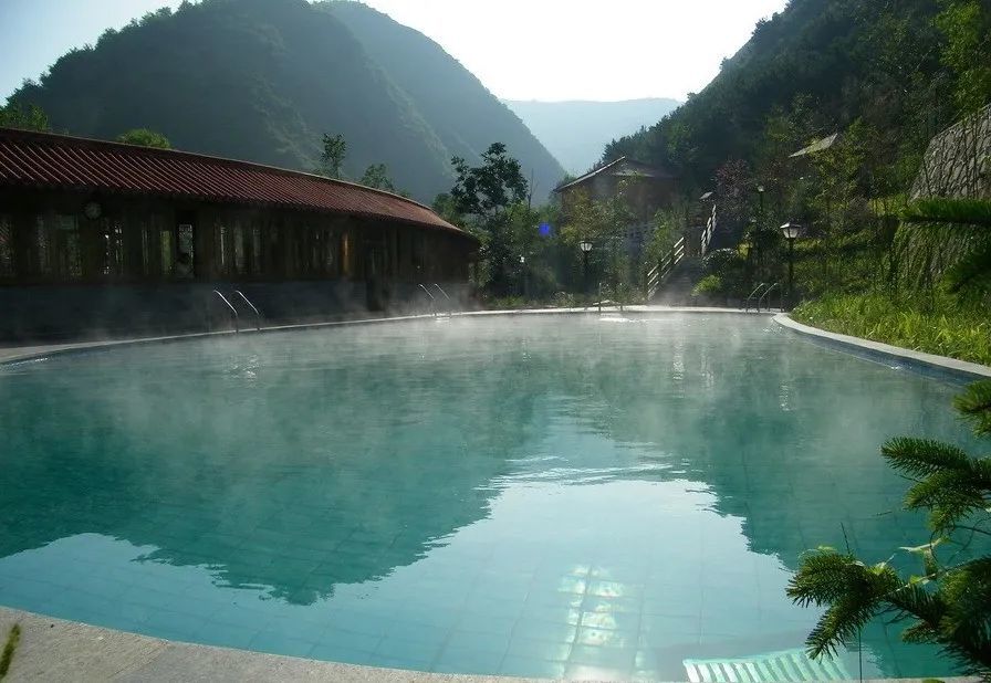 清水县——清水温泉清水温泉度假村位于清水县城东8公里外,是以汤浴