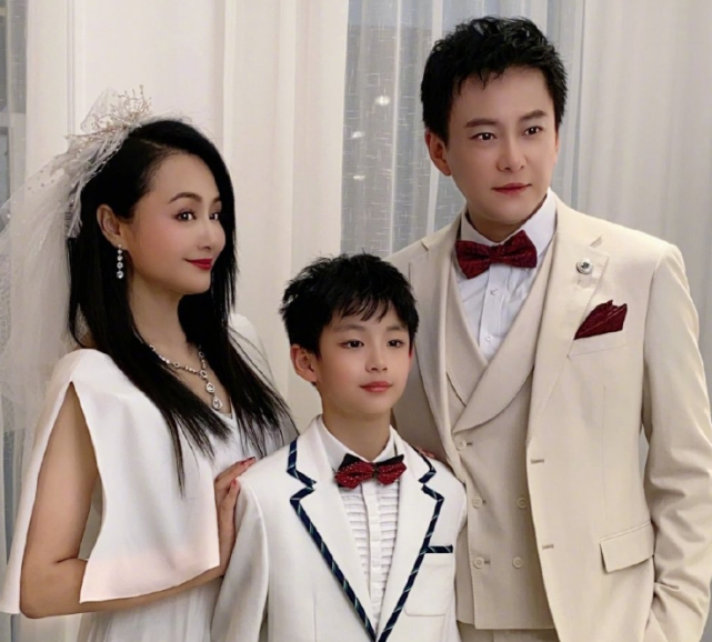 曹颖罕晒全家福与王斑在一起26年未办婚礼头戴白纱像拍婚纱照