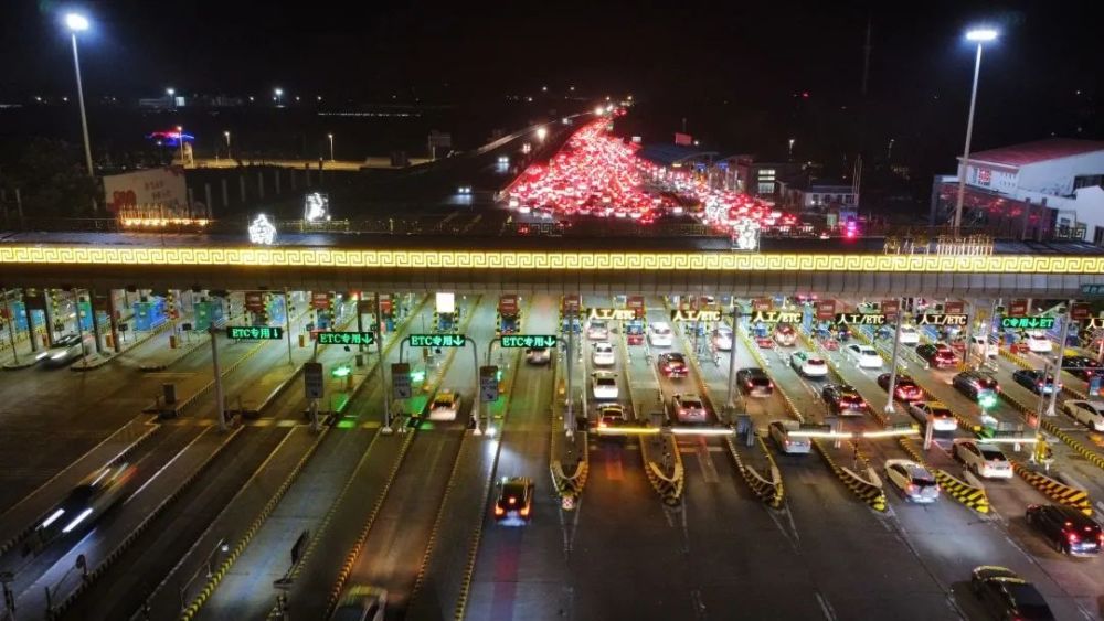 高速返程道路根据有关部门分析预测返程高峰已经来了随着假期接近尾声