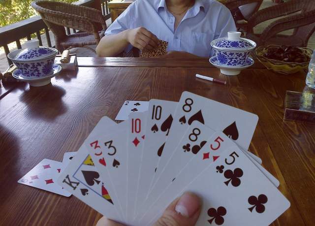 打扑克牌的照片真实图片
