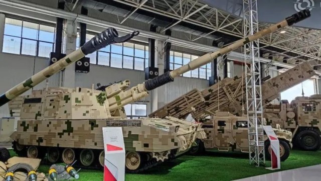 馆内展出的plc155/52(sh15)车载榴弹炮(陈虞文 摄)目前的中国火箭炮