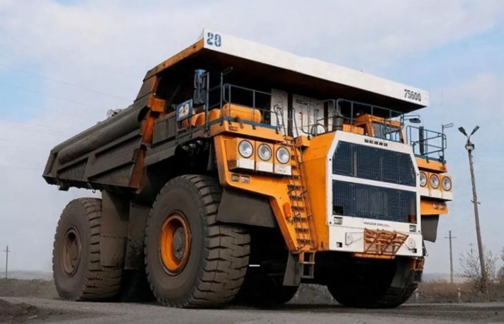 世界最大的卡车 一个轮胎价值3辆宝马 一天耗油3万 全网搜