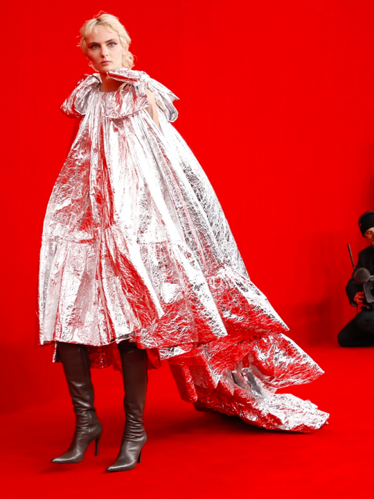 Balenciaga邀请辛普森一家去走秀 把 女魔头 看哭了 腾讯新闻