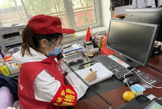 社区网格员为居民服务 一群人,一条心,守护着居民安康