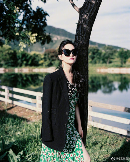 刘亦菲再晒国庆出游照戴墨镜难掩优雅气质