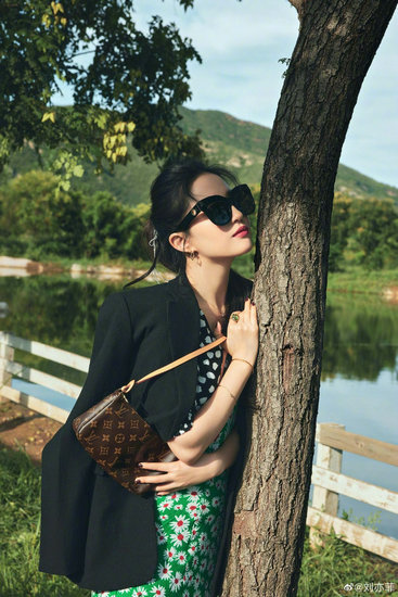刘亦菲再晒国庆出游照戴墨镜难掩优雅气质