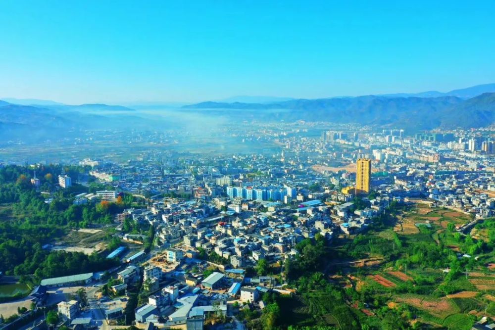 在永平县城,还有西山晚翠,银江夜月,曲硐古村,汉营饮马,龙盘霞辉,玉皇