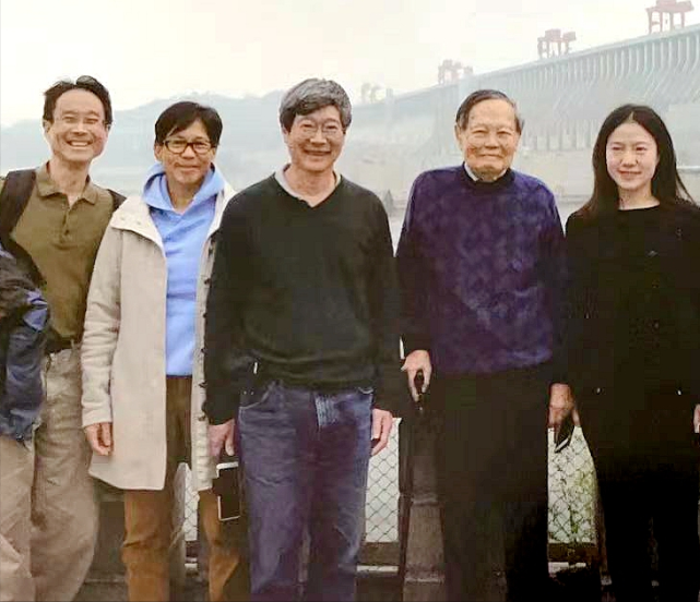 翁帆与杨振宁子女合影罕见曝光,"一家五口"笑容灿烂幸福和谐