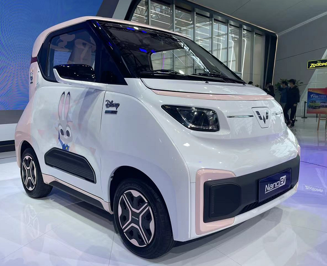 五菱nanoev的整体设计是非常萌的,特别的可爱,车身使用了非常多的双拼