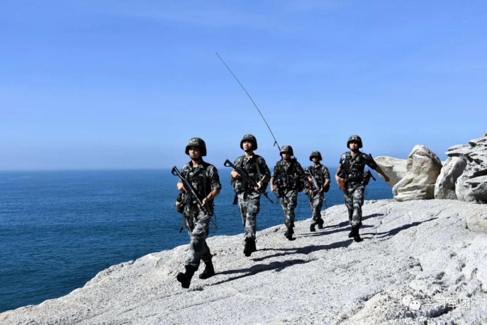 走上浪花岛听守岛官兵讲述他们与国旗的故事