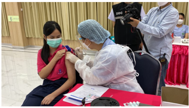 清迈政府开始为12-18岁学生注射辉瑞疫苗!