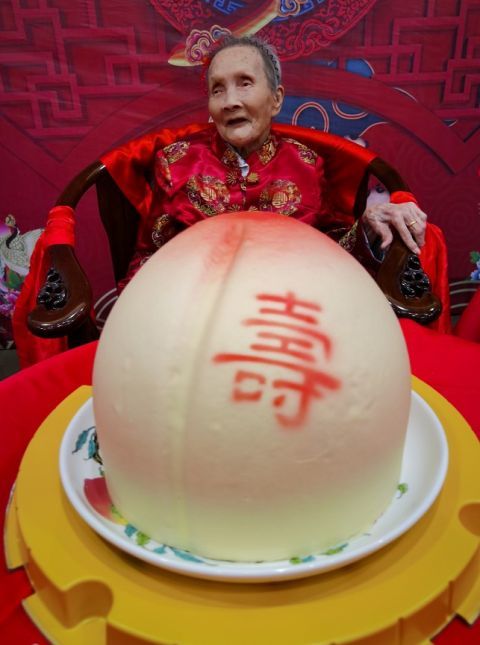 国庆长假办寿宴石家庄老人喜迎百岁生日五世同堂乐融融