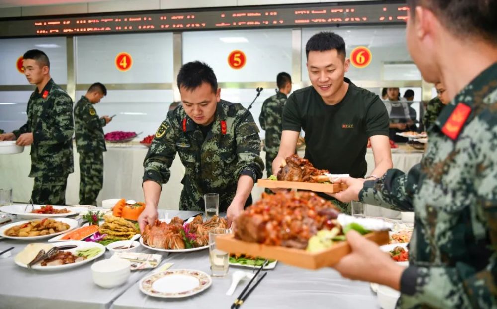 部队会餐的伙食标准,太硬了!