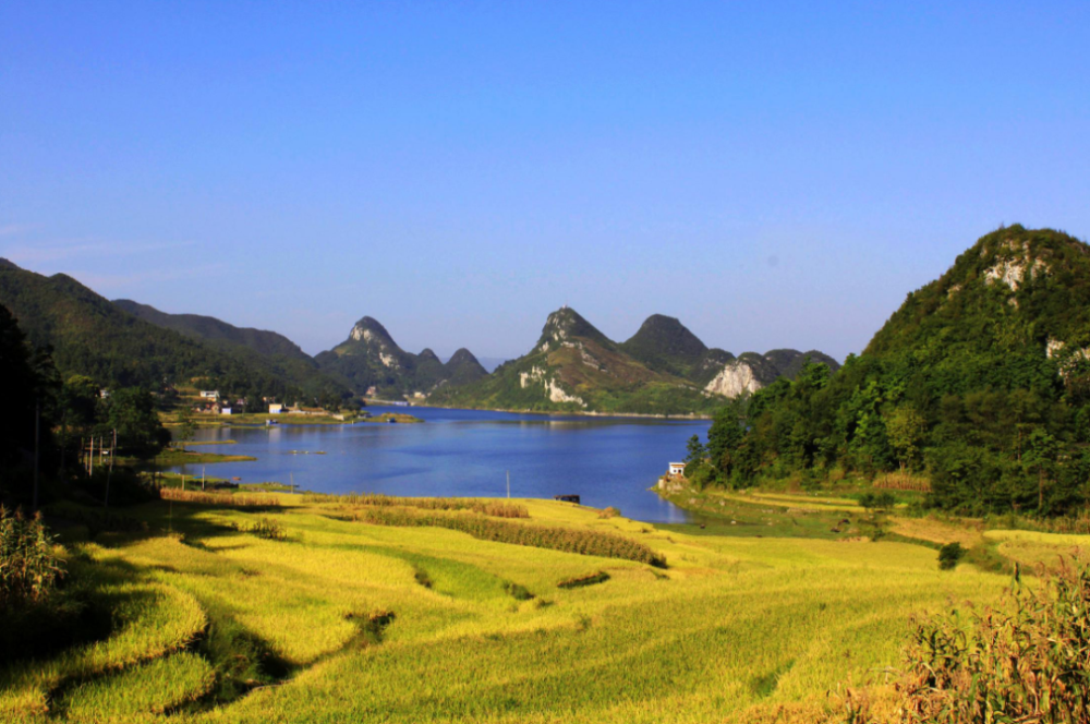 卫星视角下的美丽乡村观山湖区三屯村│青山秀水春光美