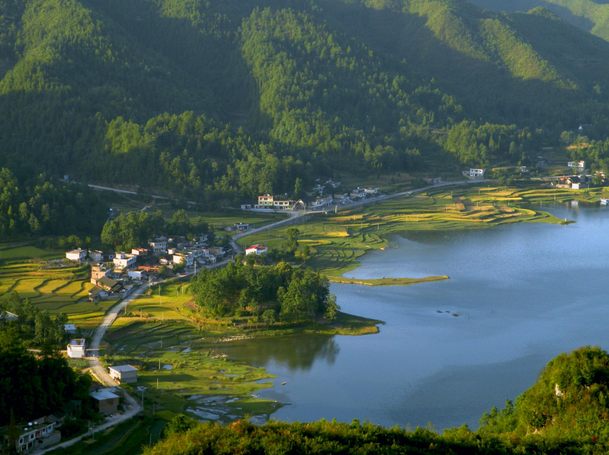 卫星视角下的美丽乡村观山湖区三屯村│青山秀水春光美