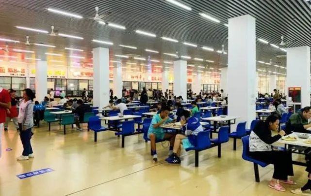 一组清华大学食堂私照流出实力越强世界对你越好