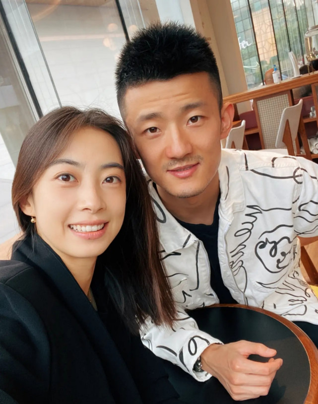 谌龙携娇妻出游妻子酷似王祖贤国羽短裙出战第一人曾惊艳全场