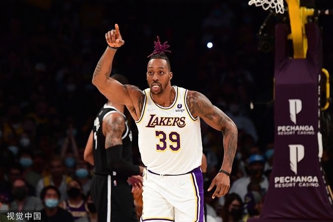 湖人 NBA-13分钟6犯，下场乐呵呵！季前赛太兴奋，老詹威少场下被逗笑