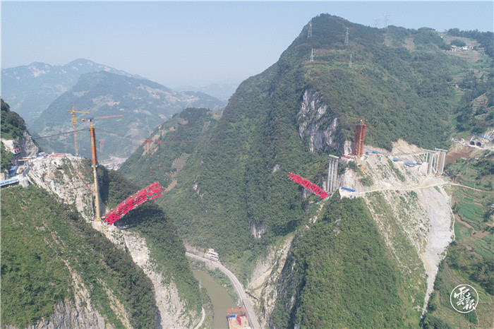 在建施工难度全国第二云南第一宜昭高速白水江特大桥主拱圈加紧吊装