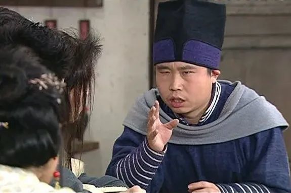 睡在张译上铺的好兄弟"对眼丑矮子"燕小六肖剑情场失意,职场也不得意.