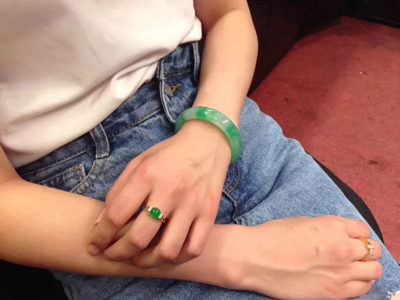 玉石手镯,俗语说"富贵戴双镯"和"玉镯不双戴",你该怎么选?_腾讯新闻