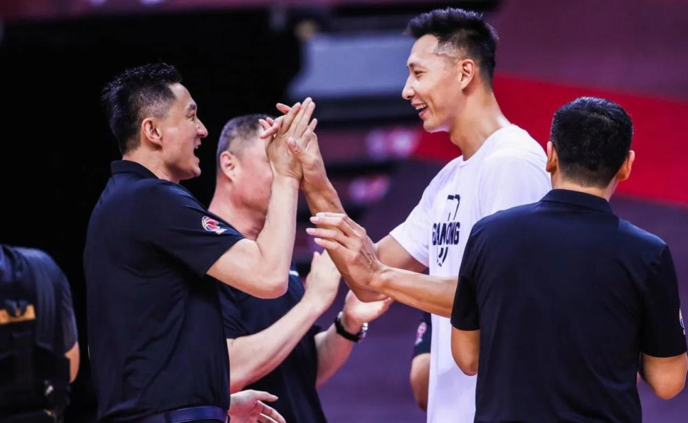 广东队 从冠军全无到CBA11冠，广东队到底靠什么崛起，单纯抢人才就行吗