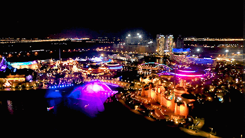 0m(灯光秀每半小时一场哦~)小镇用超赞的灯光秀欢迎你来!