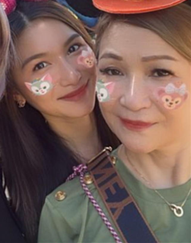 关礼杰妻女逛游乐园20岁小女儿染银发戴鼻环与姐姐风格大不同