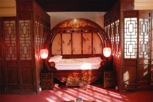 民间故事:店主好心让出女儿闺房,留宿夫妻却被枭首,牵出风月案