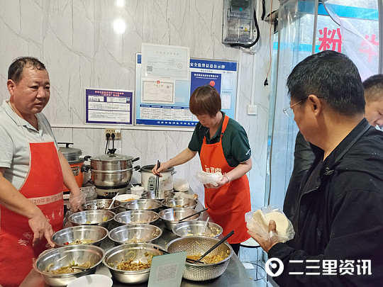 想方设法退回顾客多付的钱渭南一早餐店诚信经营受称赞