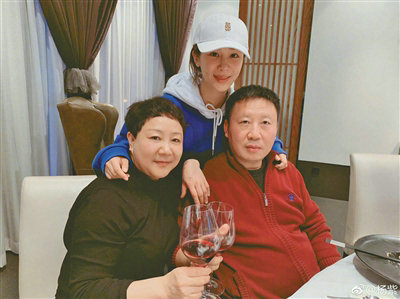 杨紫晒全家福庆父母结婚30周年暖心表白爸妈是我的榜样