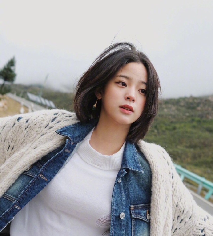 欧阳娜娜经常分享一些穿搭的照片,而且一些关于欧阳娜娜的vlog也总是