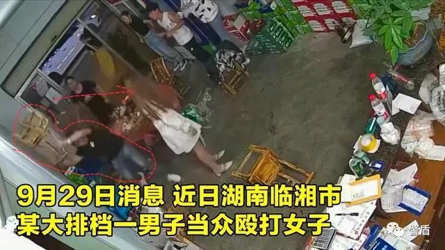 情侣吵架男子用椅子猛砸女友头部被警方控制