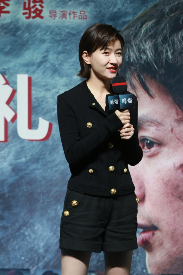 焦俊艳越看越"漂亮",穿小香风外套又飒又美,气质太高级