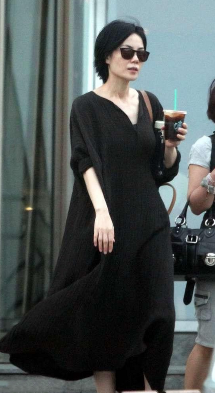 52岁的王菲是倒着长吗?一身黑裙穿出高级感,气质超凡似仙女