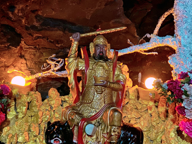 峨眉山"怪洞",只见人进不见人出,传闻内藏三道"玄关"_腾讯网