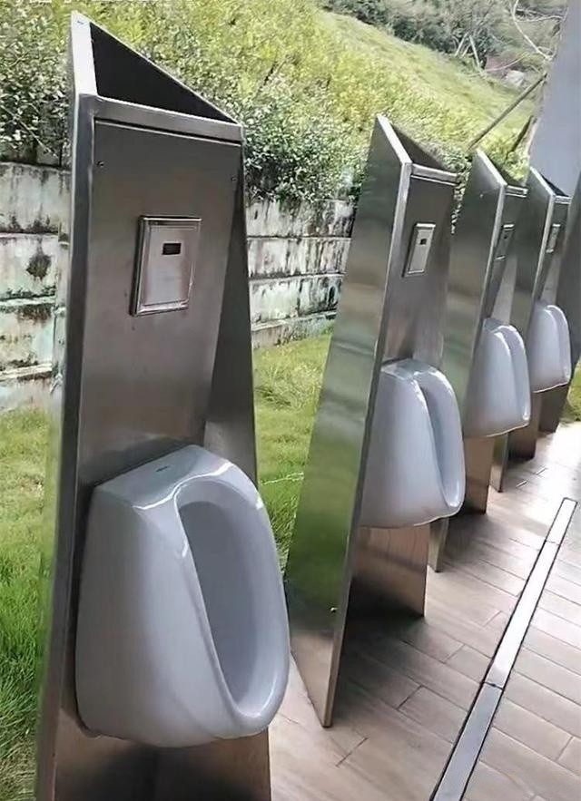 少见!四川一景区现露天男厕所,敞篷无遮挡,游客:担心被人看见