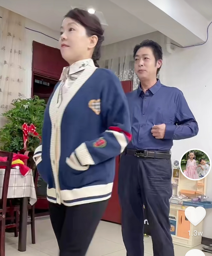 许敏穿衣上的百搭风格,祖孙三代人同款出镜,田妈:难掩优雅气质