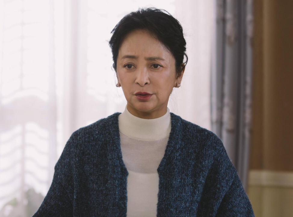 一心想嫁外国人,58岁仍单身,李勤勤参加婚礼,打包剩菜被嘲_腾讯新闻