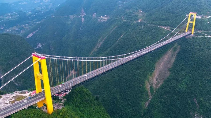 四渡河大桥桥面为双向四车道,设计速度为8