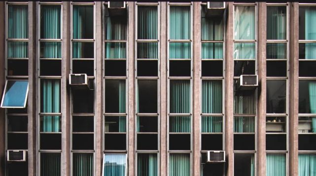 人到香港,首先发现的,是大街小巷遍布的"窗机".