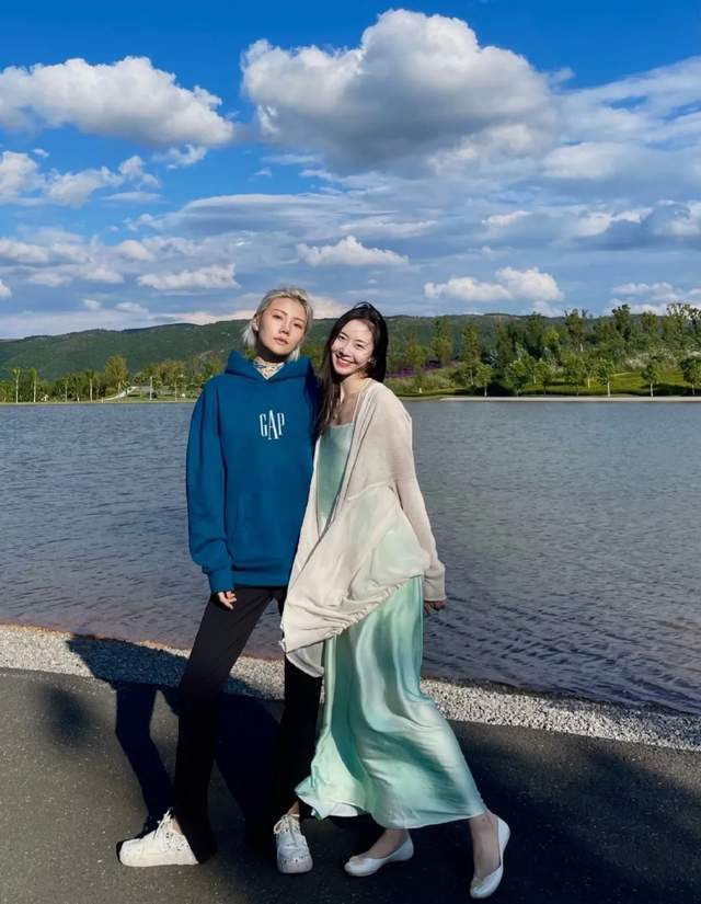 陈露王萌持续更新国庆动态,两人大秀曼妙身姿引热议