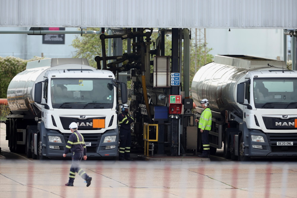 10月4日,油罐车在英国珀弗利特的一个油库灌装燃油.