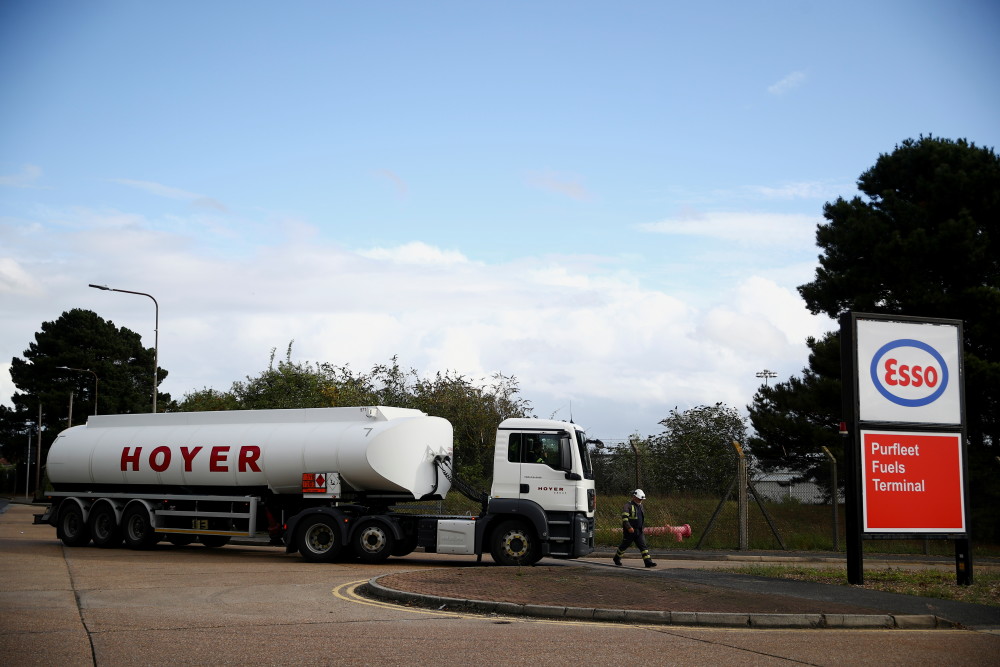 10月4日,油罐车在英国珀弗利特的一个油库灌装燃油.新华社/路透